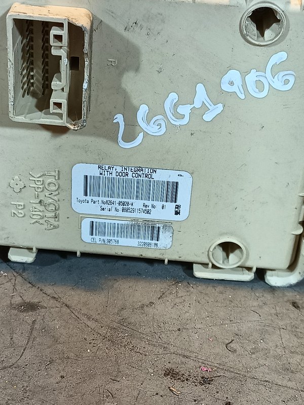 Caixa de Fusiveis TOYOTA 8264105020A
