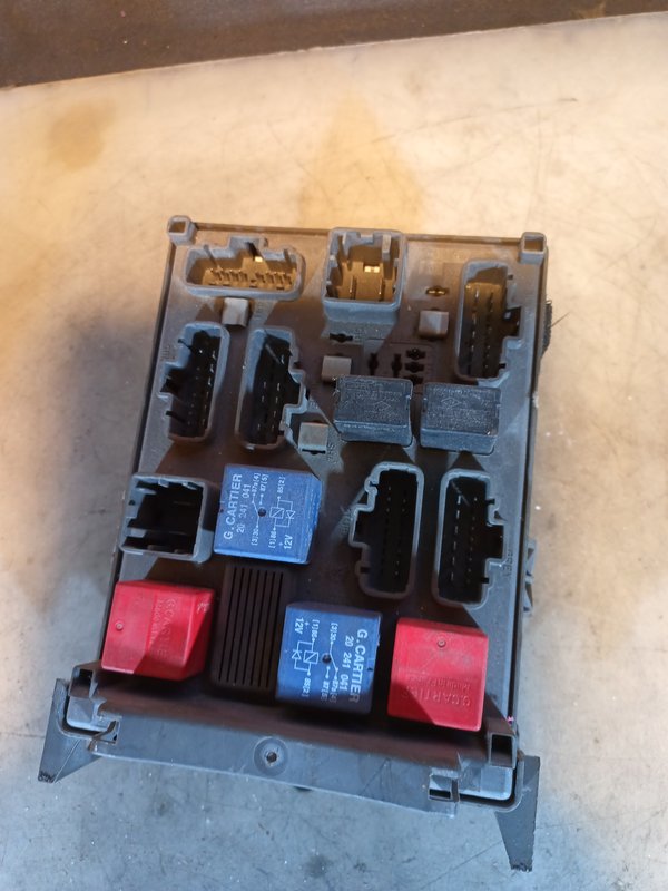 Caixa de Fusiveis RENAULT 8200004201E