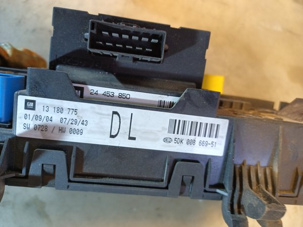 Caixa de Fusiveis OPEL 13180775