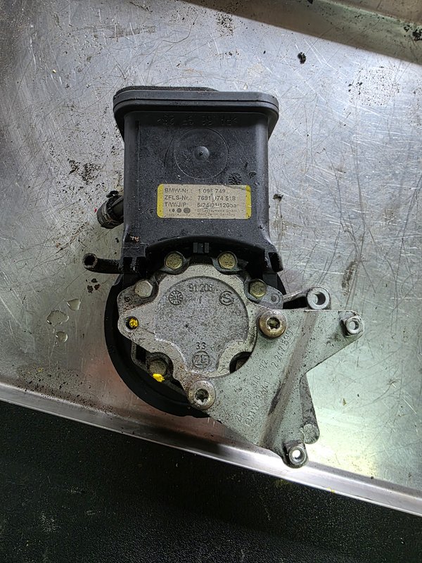 Bomba de direcao BMW M57 1095749