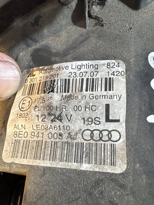 Farol Frontal Audi A4 B7 Esquerdo 8E0941003AJ
