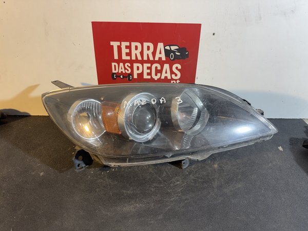 Farol Frontal Mazda 3 I Direito BN8V50151 fundo preto XENON
