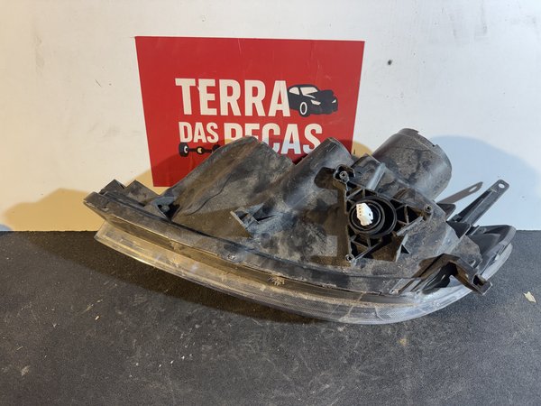 Farol Frontal Mazda 3 I Direito BN8V50151 fundo preto XENON
