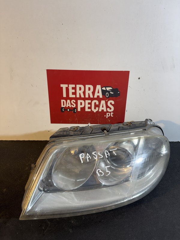 Farol Frontal VW Passat B5.5 Esquerda 3B0941015AN
