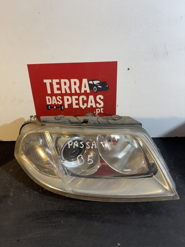 Farol Frontal VW Passat B5.5 Direita 3B0941016AG