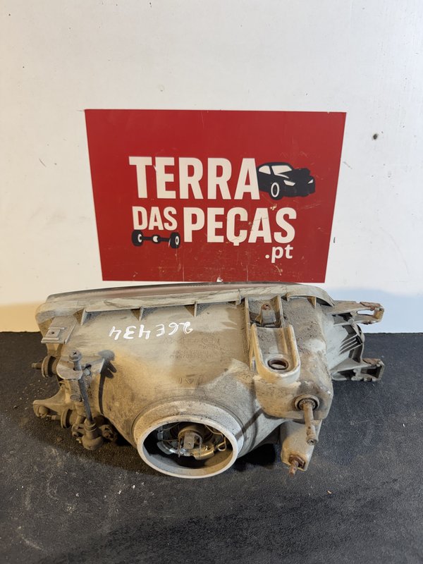 Farol Frontal Toyota Corolla E9 Esquerdo 082121130