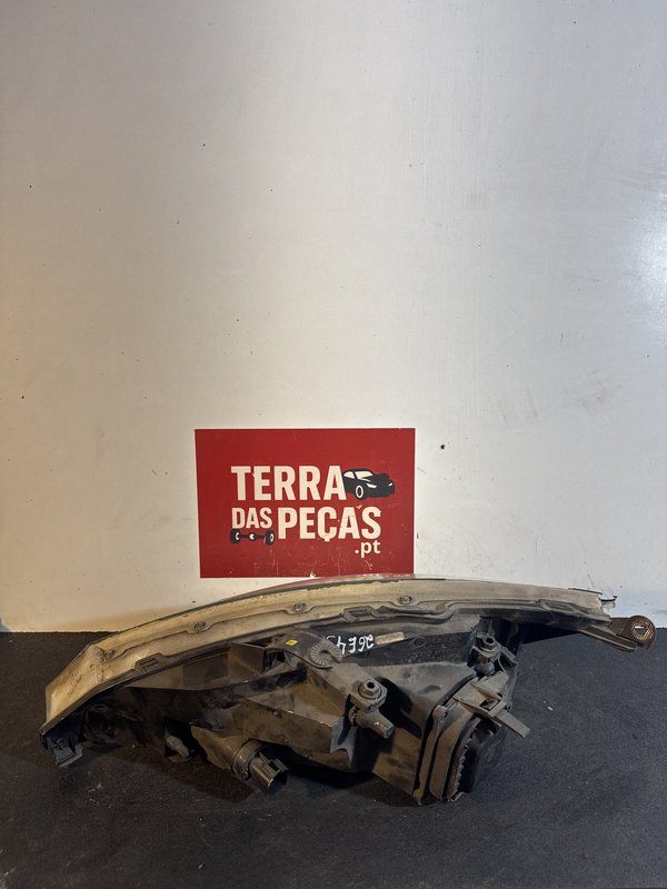 Farol Frontal Ford Focus I Direito XS4X-13005-FB