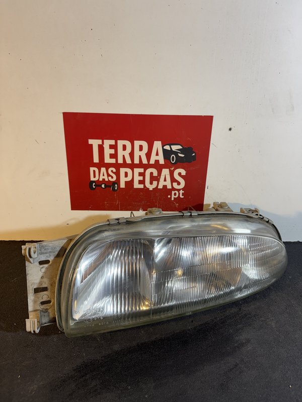 Farol Frontal Mazda 121 III Esquerdo 96FG13006SAC