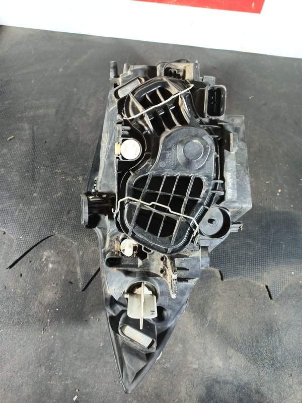 Farol Frontal BMW E81 Esquerdo 7193387 fundo preto