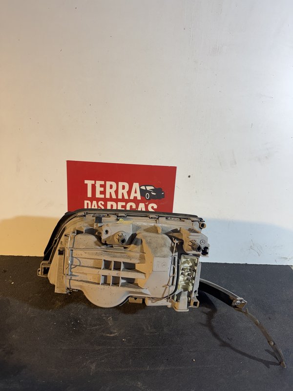 Farol Frontal Mercedes W202 Direito 2028201861