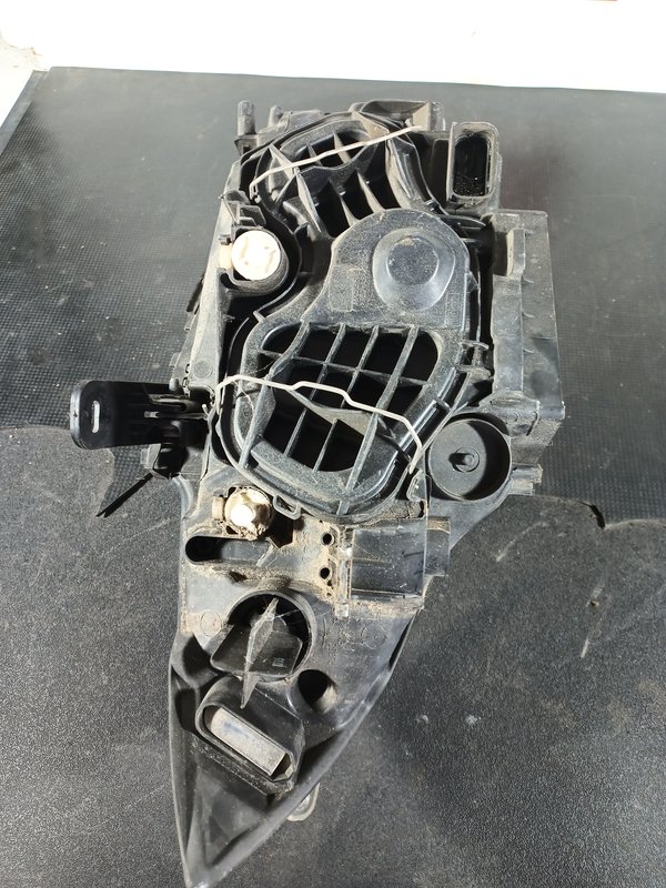 Farol Frontal BMW E87 Esquerdo 89310919 fundo cinza