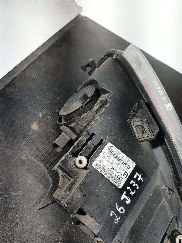Farol Frontal AUDI A4 B7 Direita 8E0941004BP xenon