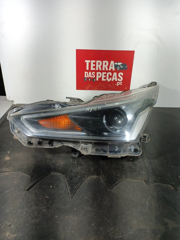 Farol Frontal TOYOTA Aygo II Esquerdo 811700H130