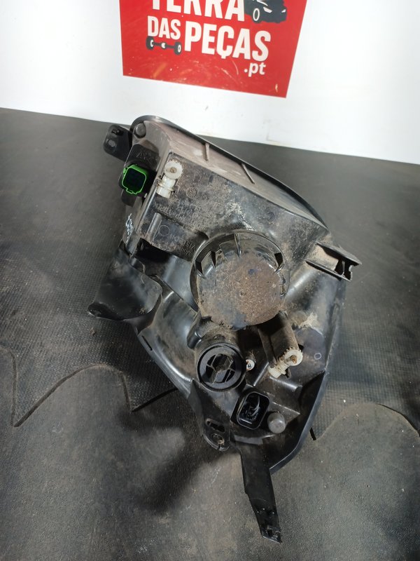 Farol Frontal FORD Fiesta V Esquerdo 2S6X13W030AH fundo cinza
