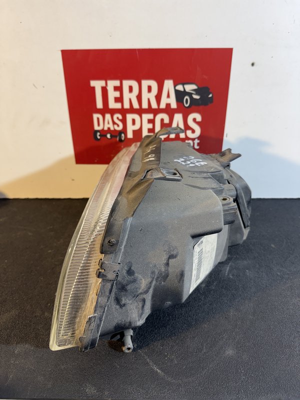 Farol Frontal Audi A4 B5 Direito 8D0941004A