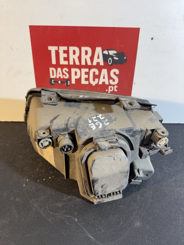 Farol Frontal Audi A4 B5 Direito 8D0941004A