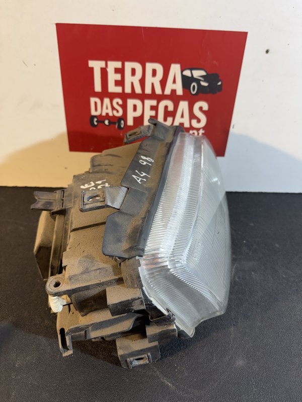 Farol Frontal Audi A4 B5 Direito 8D0941004A
