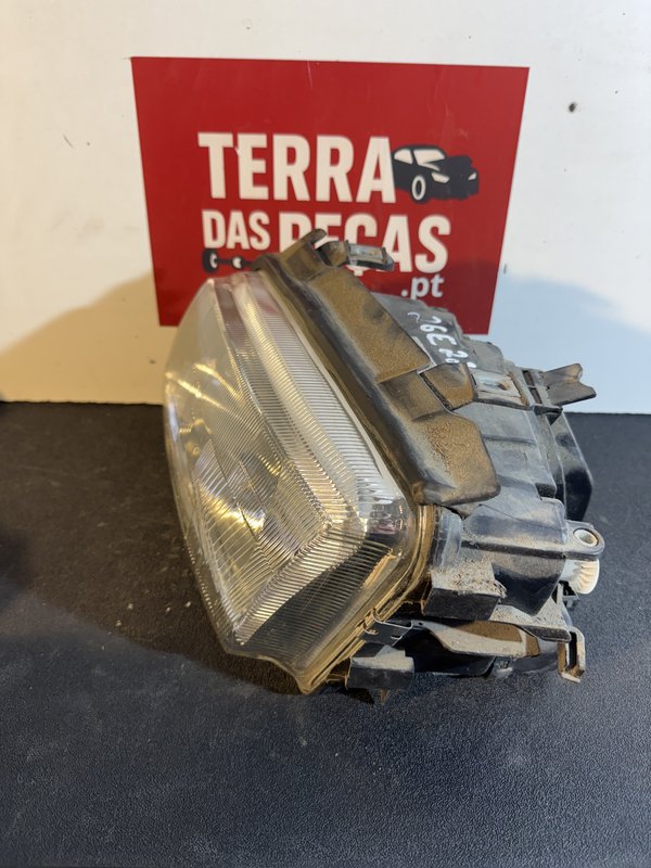 Farol Frontal Audi A4 B5 Esquerdo 8D0941003