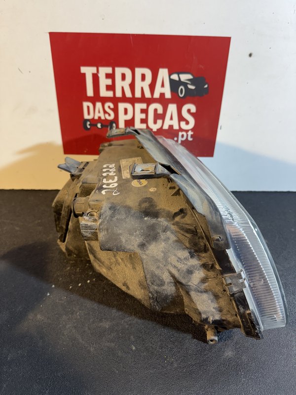 Farol Frontal Audi A4 B5 Esquerdo 8D0941003