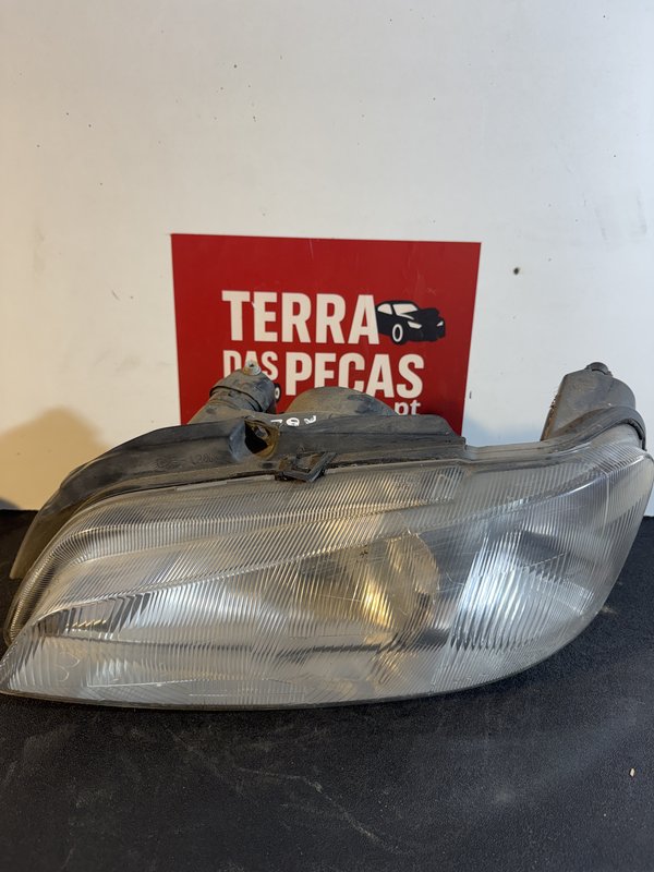 Farol Frontal Peugeot 106 II Esquerda 89001990