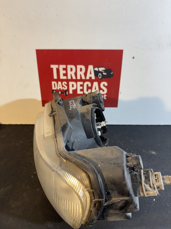Farol Frontal Peugeot 106 II Esquerda 89001990