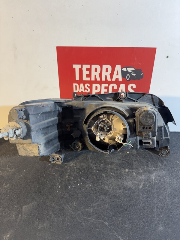 Farol Frontal Peugeot 106 II Esquerda 89001990