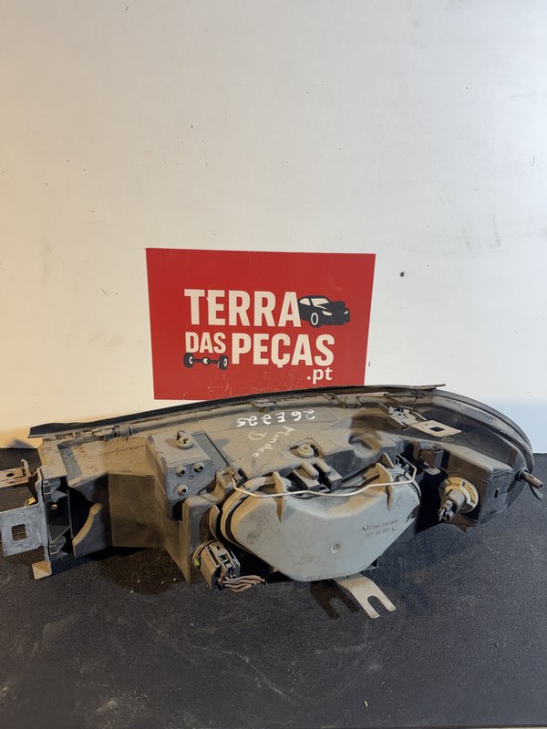 Farol Frontal Ford Mondeo II Direita 0301098208