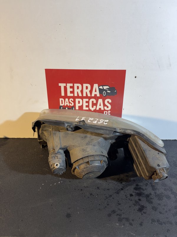 Farol Frontal Peugeot 106 II Direito 89001989