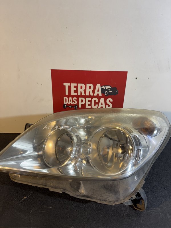 Farol Frontal Opel Astra H Esquerdo 13239288LH NB Fundo cinza