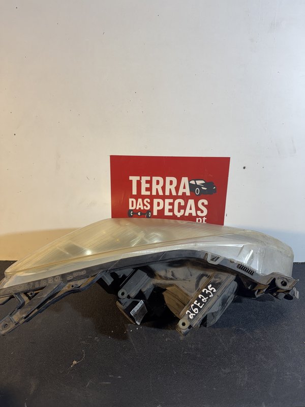 Farol Frontal Opel Astra H Esquerdo 13239288LH NB Fundo cinza