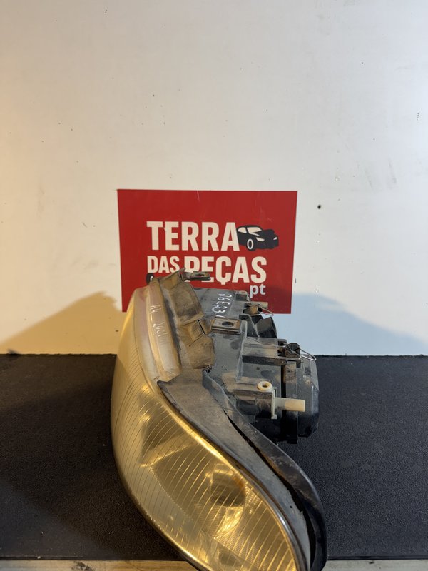 Farol Frontal Audi A4 B5.5 Esquerdo 084411137L