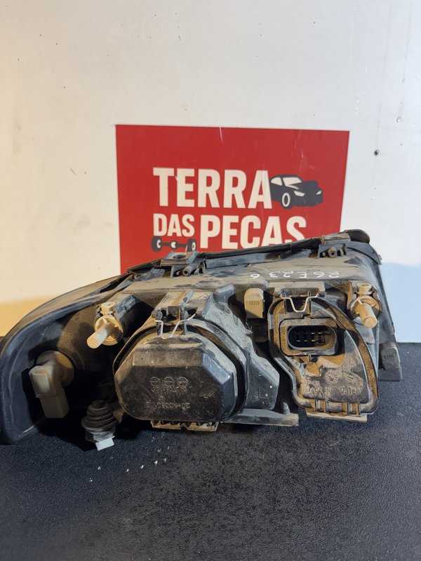 Farol Frontal Audi A4 B5.5 Esquerdo 084411137L