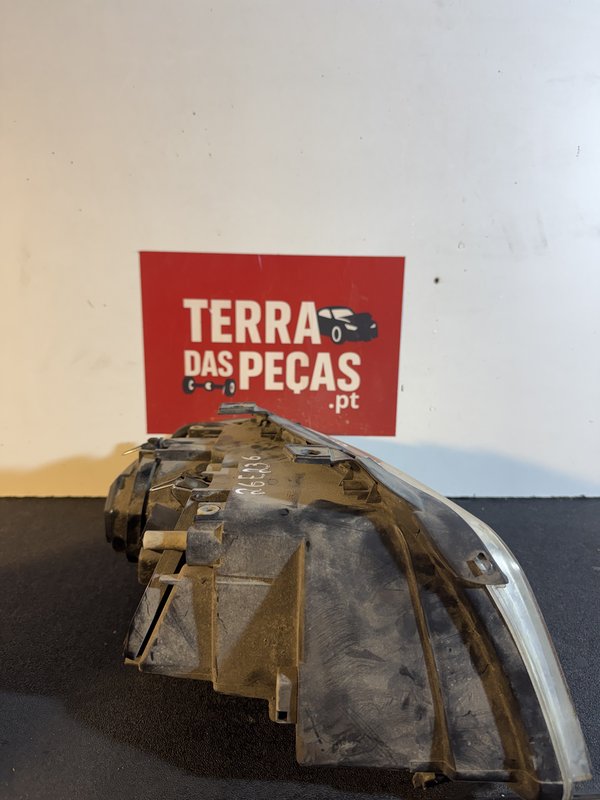 Farol Frontal Audi A4 B5.5 Esquerdo 084411137L