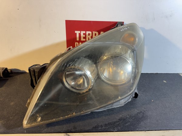 Farol Frontal Opel Astra H Esquerdo 24451032 PRETO