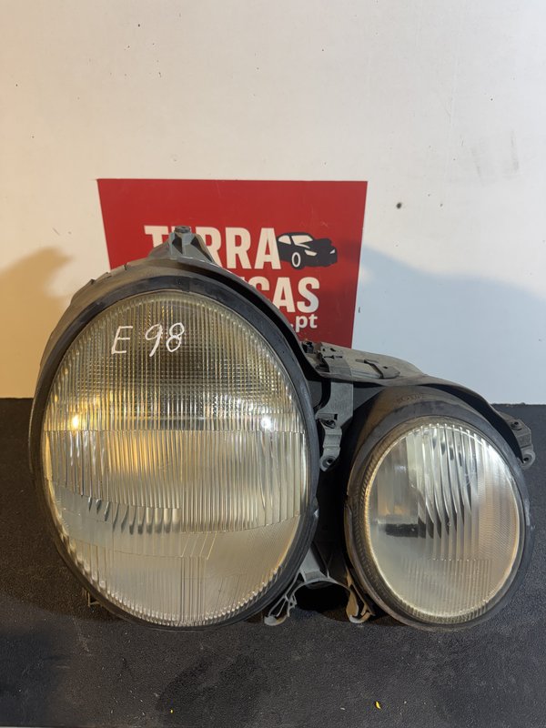 Farol Frontal Mercedes W210 Direito 2108200461