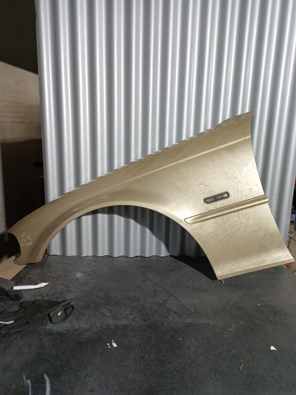 Guarda Lamas BMW Serie 3 E46 Coupe ESQUERDO Dourado