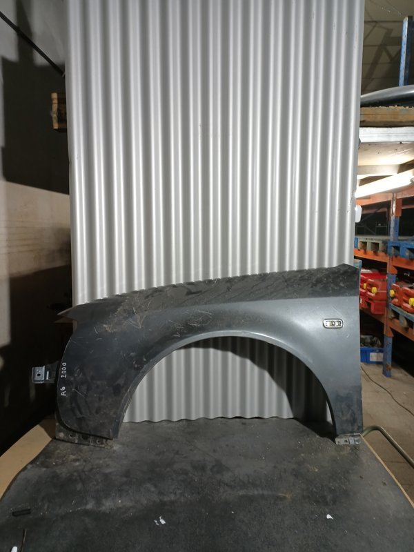 Guarda Lamas Audi A6 II 4B ESQUERDO Cinzento