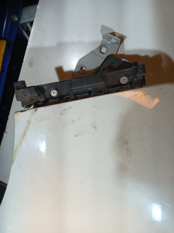 Guarda Lamas Renault Trafic III ESQUERDO 631016242R