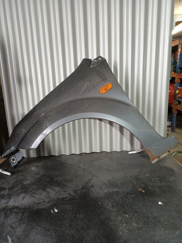 Guarda Lamas Ford Fiesta MK5 ESQUERDO Cinzento