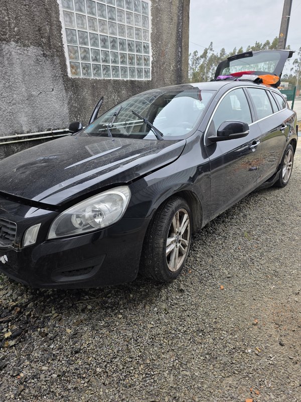 Lateral esquerda Volvo V60 I Van