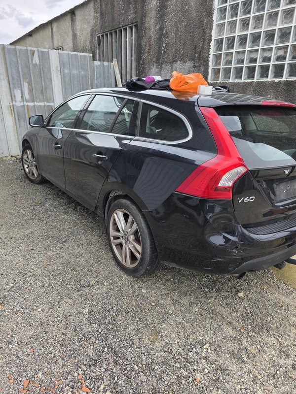 Lateral esquerda Volvo V60 I Van