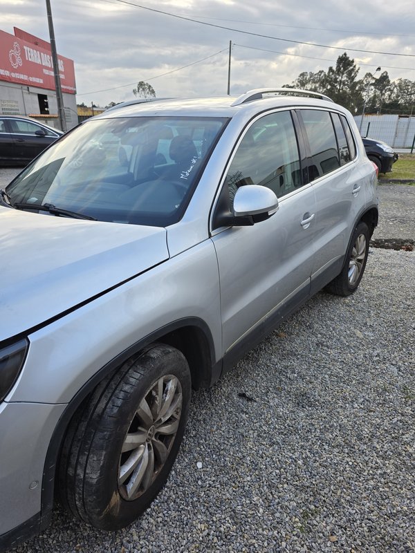 Lateral VW Tiguan esquerda