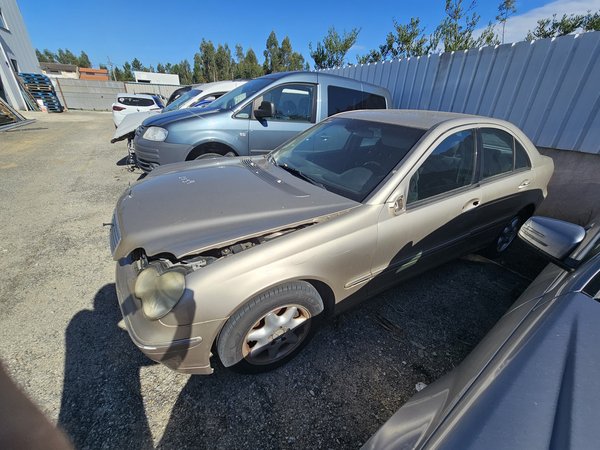 Lateral Esquerda Mercedes W203