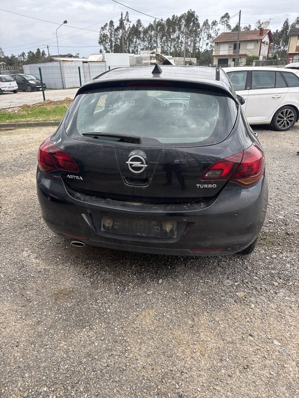 Traseira Opel Astra J hatchback preta