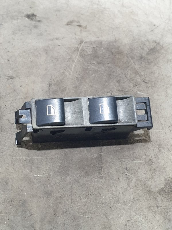 Botao BMW Direito E46 8381514