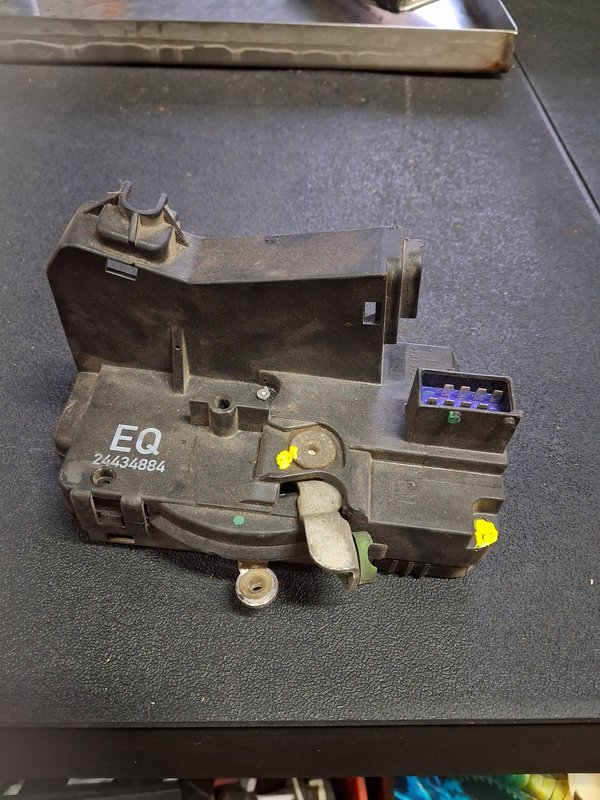 Fecho Opel Corsa C Frente Esquerdo 24434884