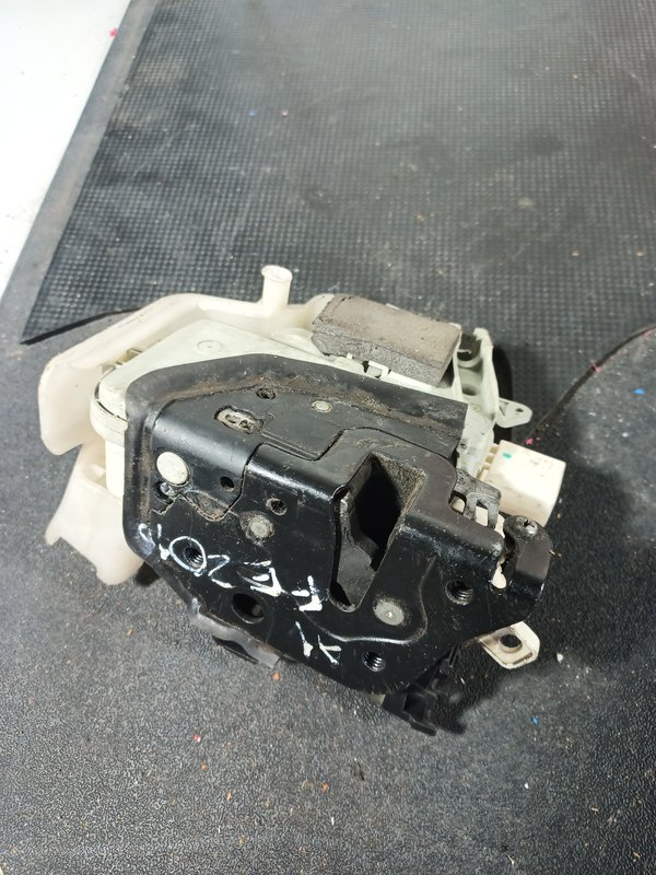 Fecho Porta AUDI A1 FRENTE ESQUERDA 8J1837015C