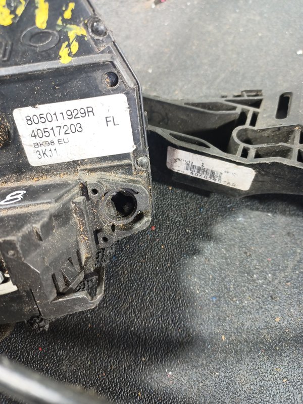 Fecho Porta RENAULT CLIO IV FRENTE ESQUERDA 805011929R