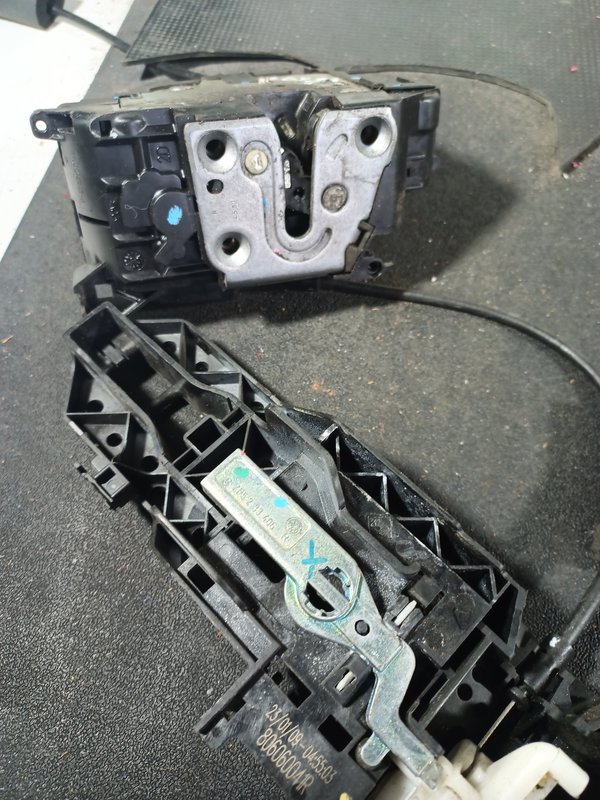 Fecho Porta RENAULT MEGANE III FRENTE DIREITA 805020001RA