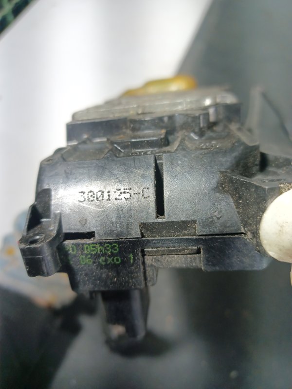 Fecho Porta RENAULT CLIO III FRENTE DIREITO 300125C